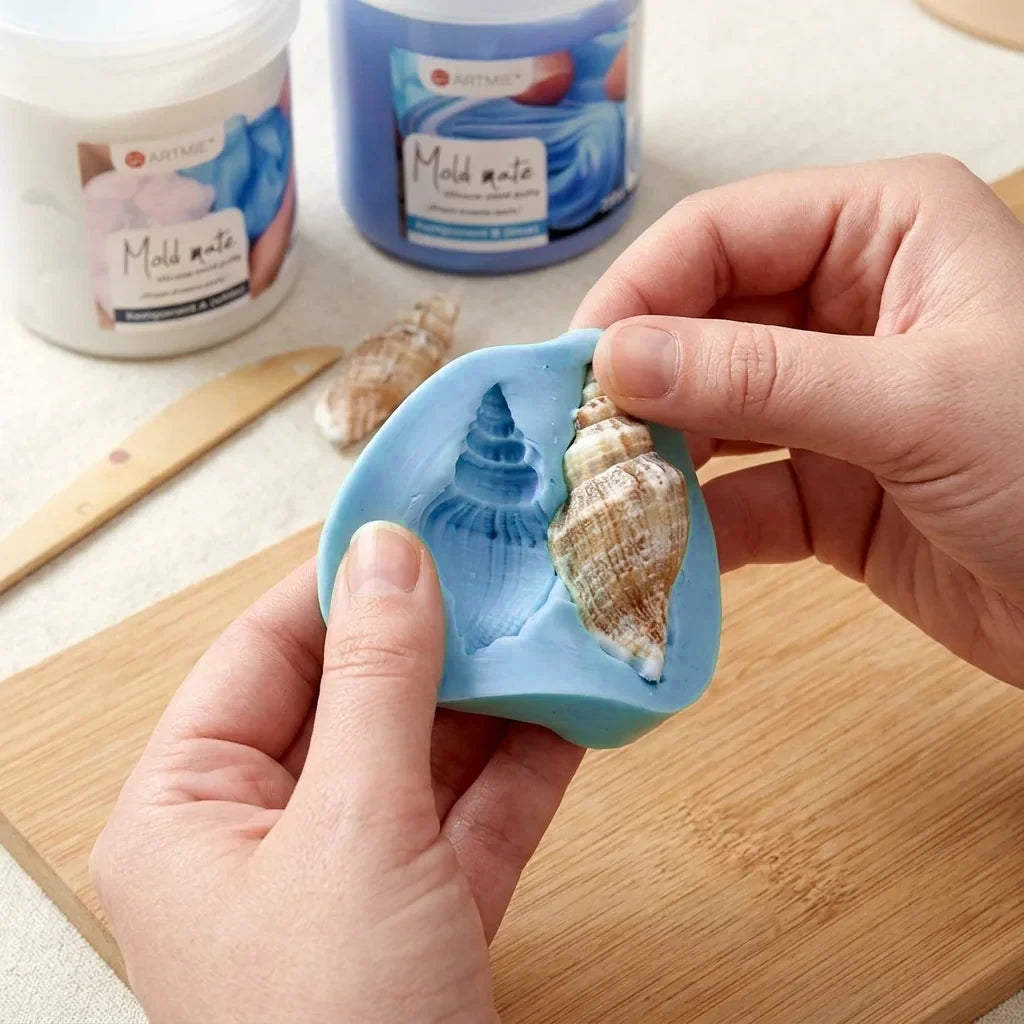 Entnahme des Originals aus der fertigen, flexiblen Silikonform