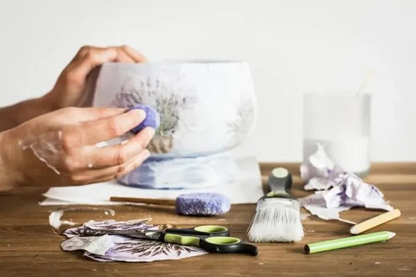 Serviettentechnik: Was ist Decoupage und wie funktioniert sie?