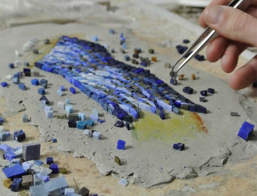 Fertiges Mosaik als dekorative Arbeit, die zu Hause hergestellt wurde