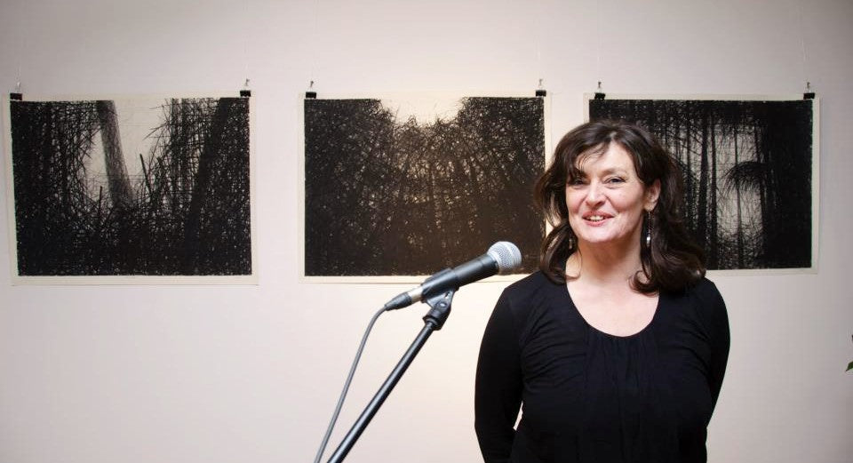 Milica Bjelanović bei der Arbeit an einem Grafikprojekt