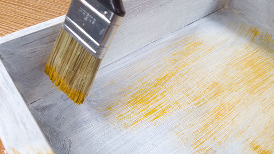 Künstler beim Malen mit Acrylfarben auf einer Leinwand