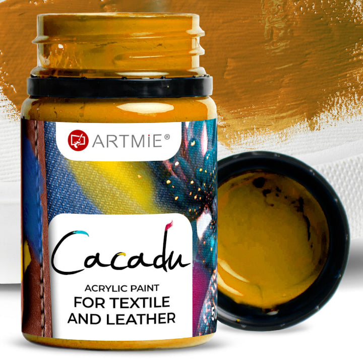 Anwendung von ARTMIE Cacadu Farbe auf einem Lederstück als Beispiel für die Materialvielfalt.