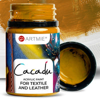 Anwendung von ARTMIE Cacadu Farbe auf einem Lederstück als Beispiel für die Materialvielfalt.