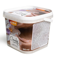 Weiche ARTMIE Cloudy Clay Modelliermasse in den Händen beim Formen einer Dekoration.