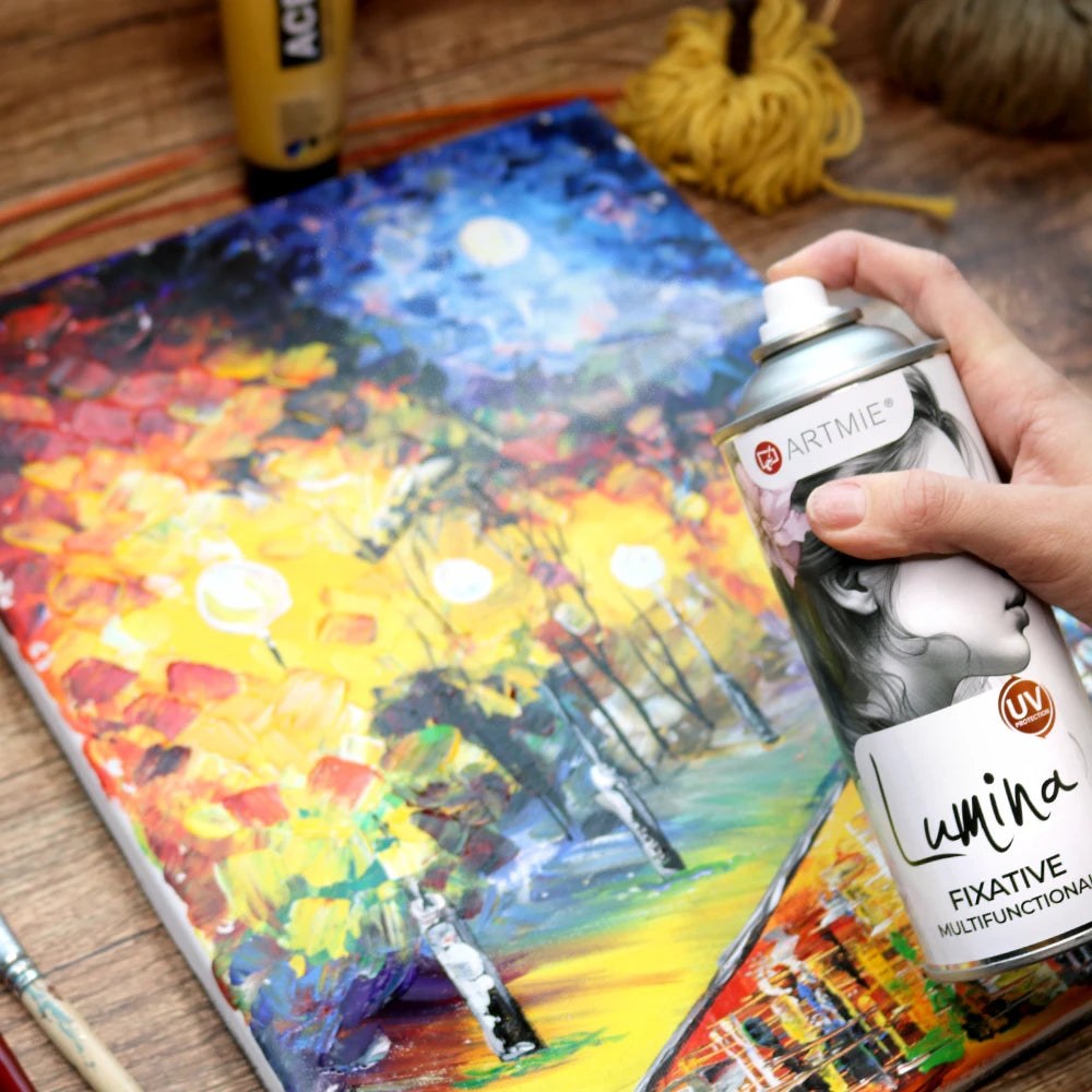Auftragen des Fixativ-Sprays ARTMIE Lumina auf ein Acrylbild in der Werkstatt