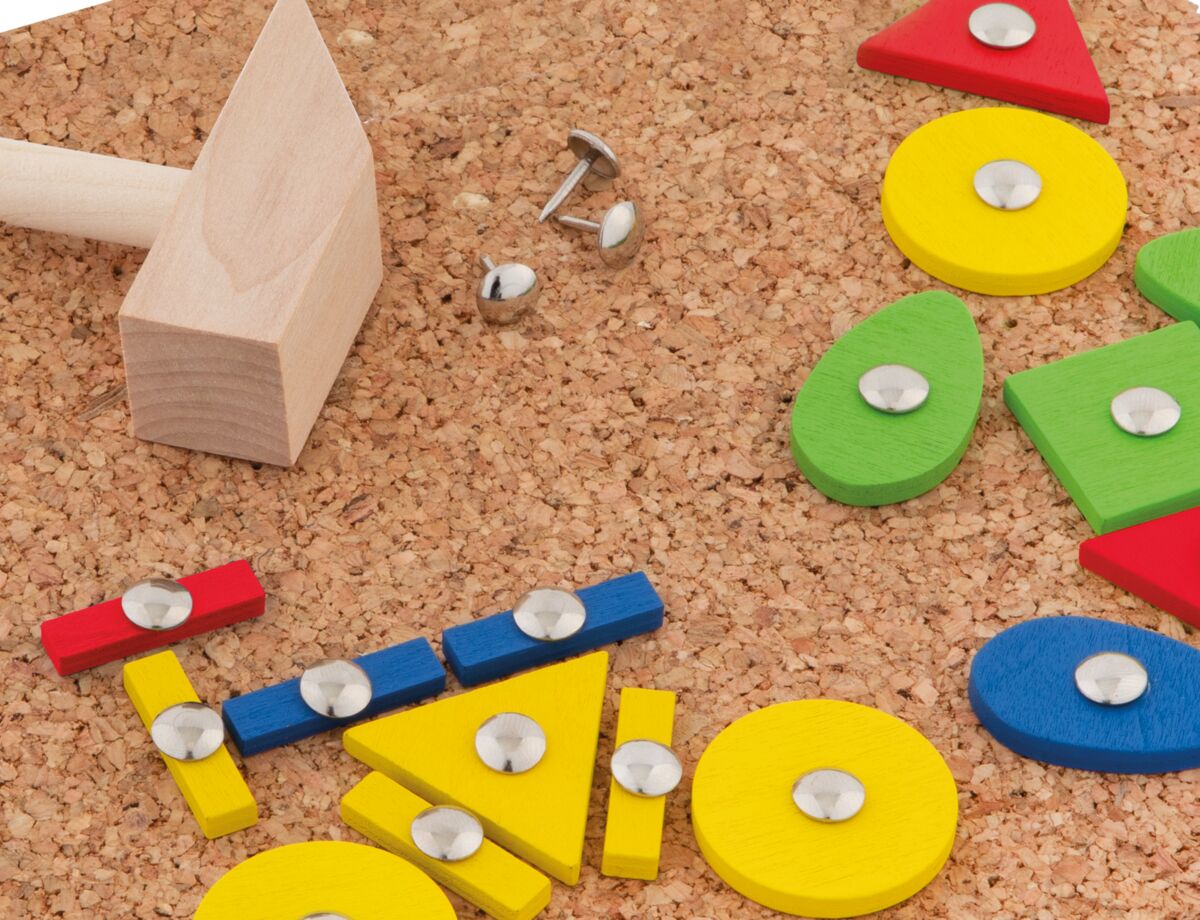 ARTMIE Hammer-Tap-Set mit bunten Holzformen und Metallnägeln für kreatives Gestalten.
