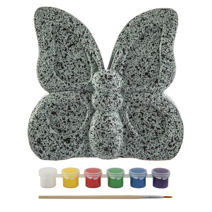 Inhalt des Malsets für Kinder: ein schmetterlingsförmiger Stein, sechs Acrylfarben und ein Pinsel.