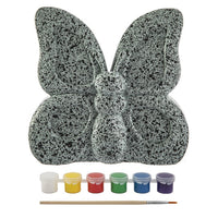 Inhalt des Malsets für Kinder: ein schmetterlingsförmiger Stein, sechs Acrylfarben und ein Pinsel.