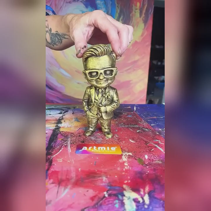 Chibi-Figur nach Foto zum Bemalen – echtes Video: die weiße Figur nach Foto gedruckt und im ARTMiE-Atelier bemalt.