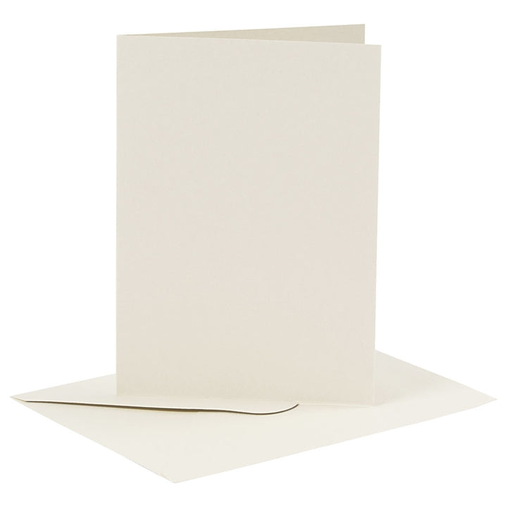 Nahaufnahme einer Klappkarte im Format 10,5 x 15 cm mit passendem Briefumschlag