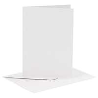 Sechs Klappkarten aus 220 g/m² Papier mit sechs passenden Umschlägen mit gummierter Verschlussklappe