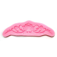 Rosa Silikon-Gussform von Pentart mit den Maßen 14,2 x 4,3 x 0,9 cm für Gieß- und Modelliermassen.