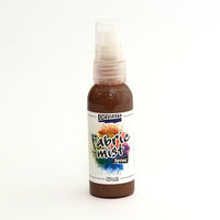 Anwendung von Fabric Mist Textil-Farbspray auf hellem Stoff mit anschließender Fixierung durch Bügeln.