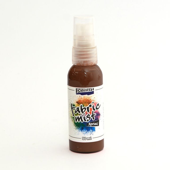 Anwendung von Fabric Mist Textil-Farbspray auf hellem Stoff mit anschließender Fixierung durch Bügeln.