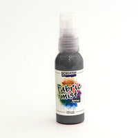 Anwendung von Fabric Mist Textil-Farbspray auf hellem Stoff mit anschließender Fixierung durch Bügeln.