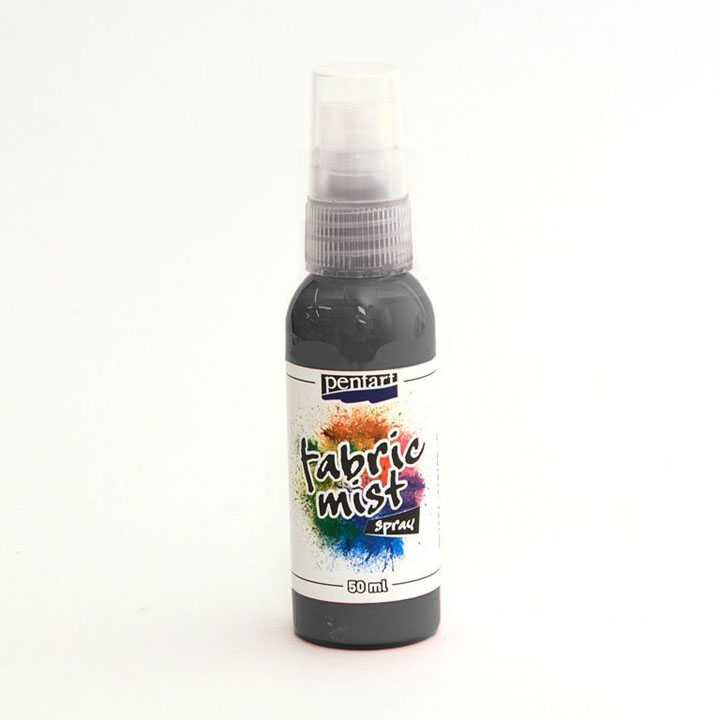 Anwendung von Fabric Mist Textil-Farbspray auf hellem Stoff mit anschließender Fixierung durch Bügeln.