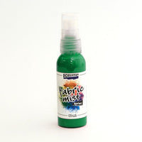 Anwendung von Fabric Mist Textil-Farbspray auf hellem Stoff mit anschließender Fixierung durch Bügeln.
