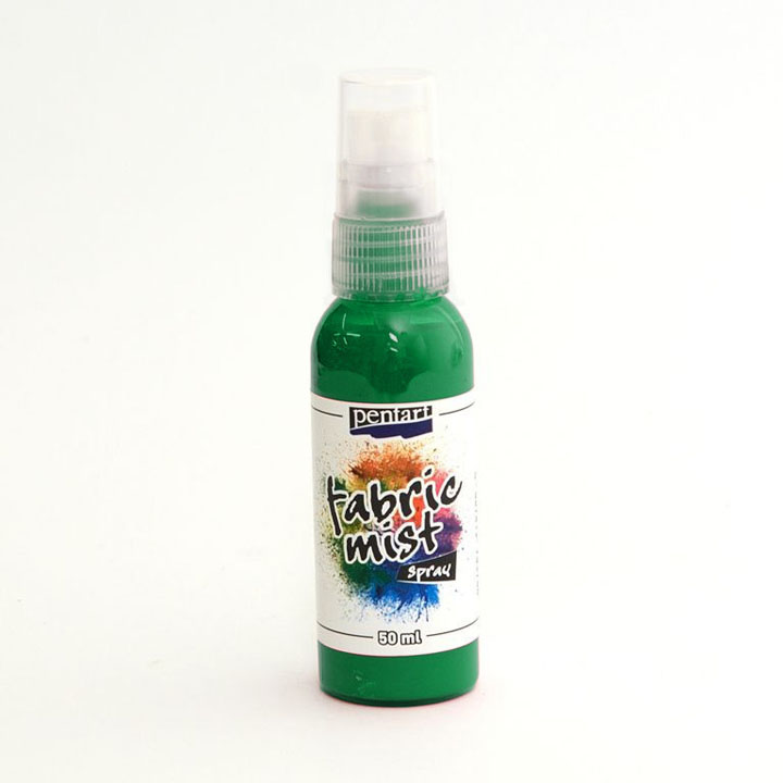 Anwendung von Fabric Mist Textil-Farbspray auf hellem Stoff mit anschließender Fixierung durch Bügeln.