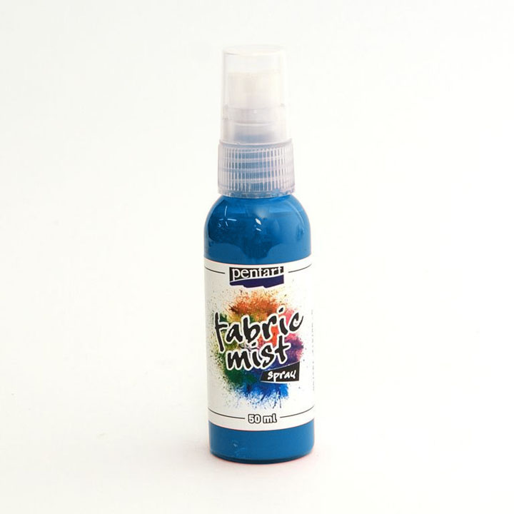Anwendung von Fabric Mist Textil-Farbspray auf hellem Stoff mit anschließender Fixierung durch Bügeln.