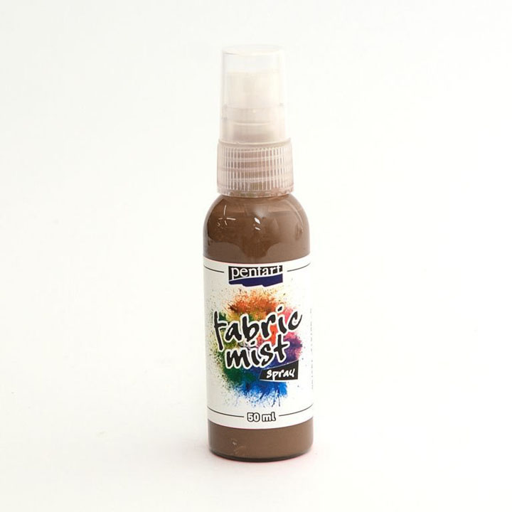 Anwendung von Fabric Mist Textil-Farbspray auf hellem Stoff mit anschließender Fixierung durch Bügeln.