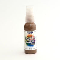 Anwendung von Fabric Mist Textil-Farbspray auf hellem Stoff mit anschließender Fixierung durch Bügeln.