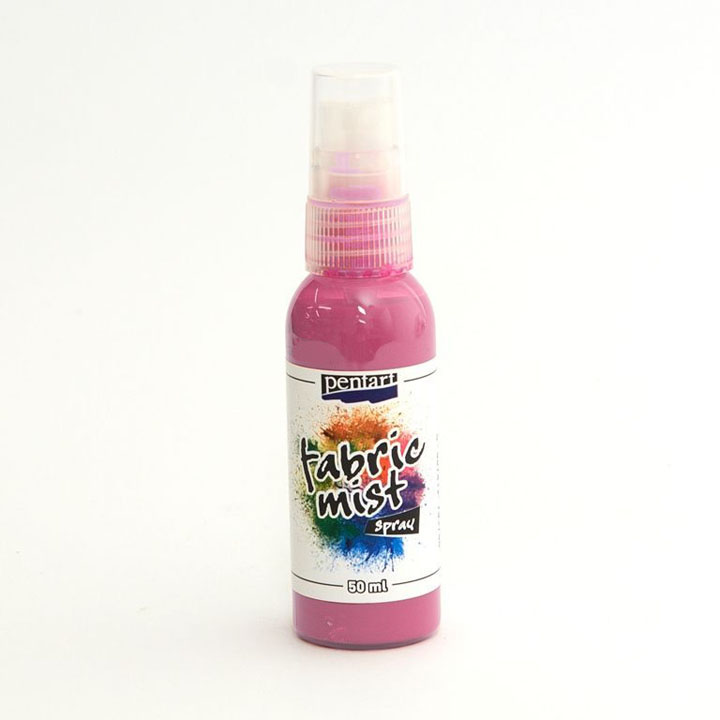 Anwendung von Fabric Mist Textil-Farbspray auf hellem Stoff mit anschließender Fixierung durch Bügeln.
