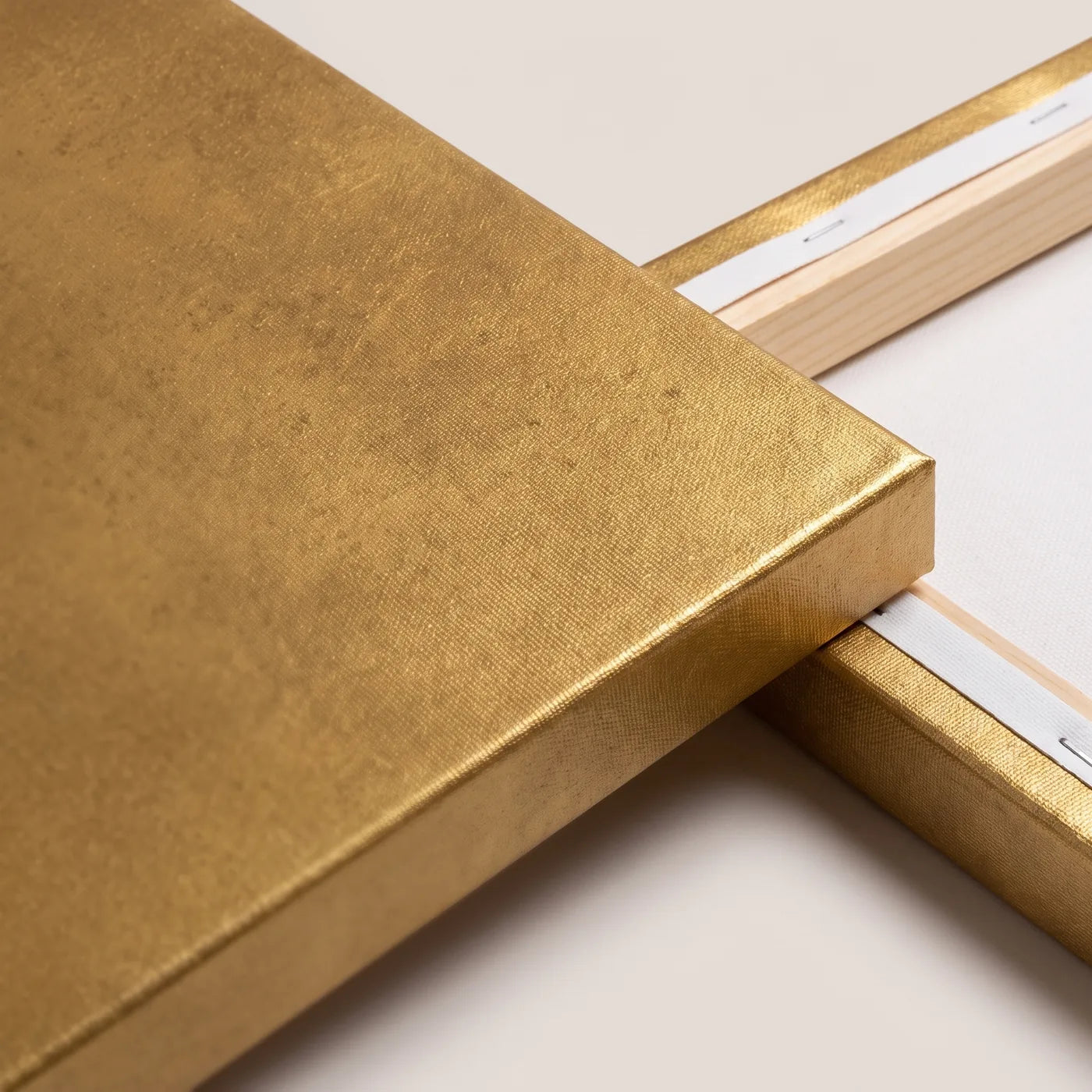 Metallisch goldene Oberfläche der MIDAS-Leinwand und die umgeschlagene Seite