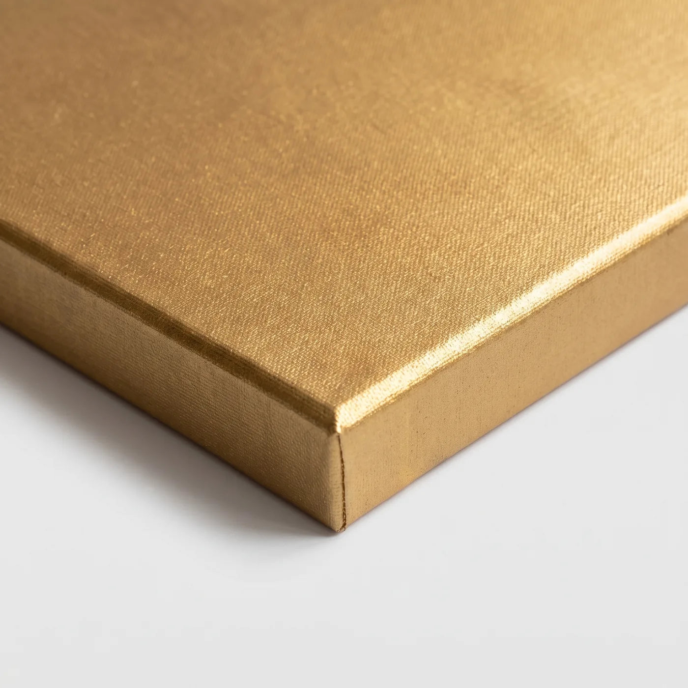 Ecke der goldenen MIDAS-Leinwand von vorn — das Pigment läuft auch über die Seite