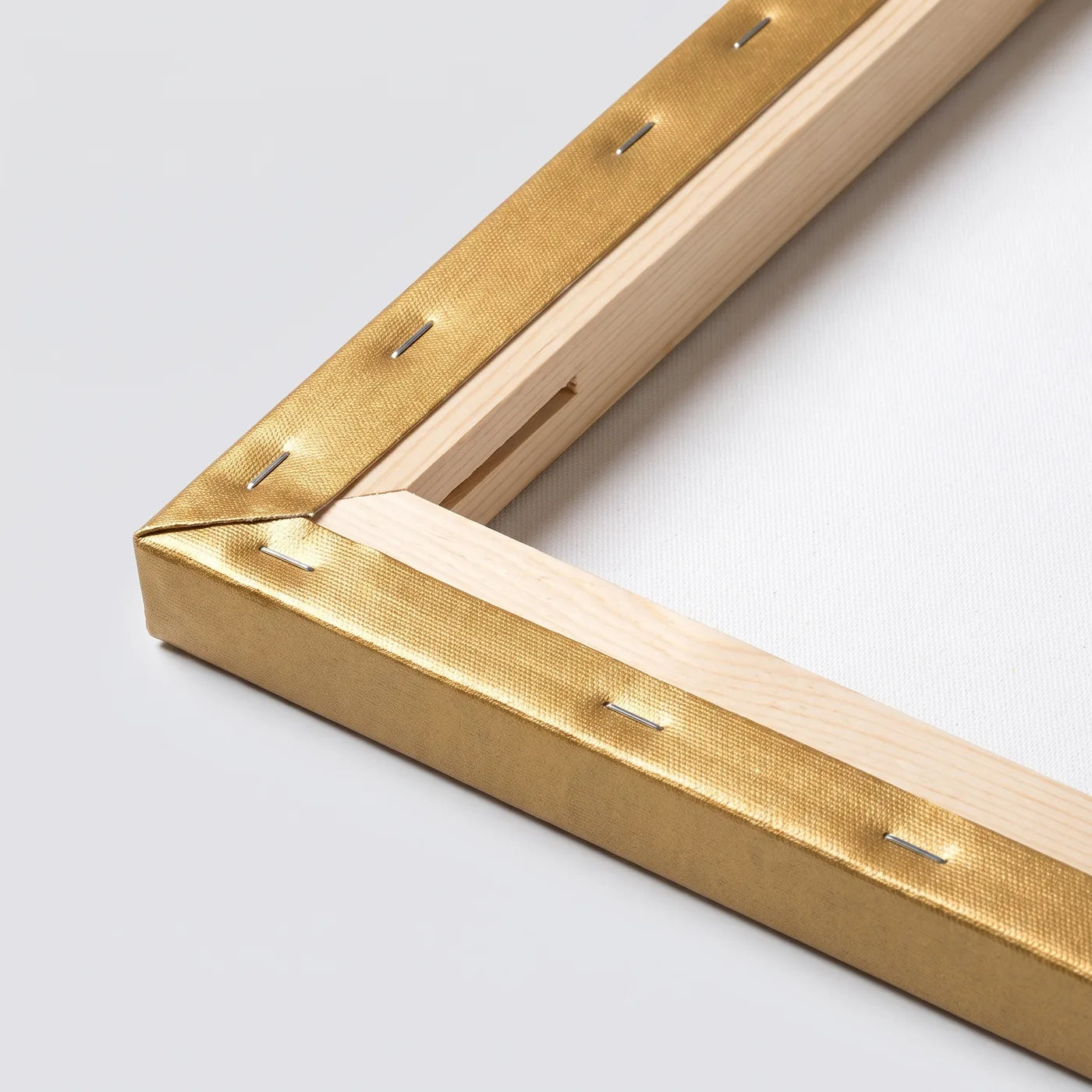 Rückseite der goldenen MIDAS-Leinwand — Fichtenrahmen, Klammern und umgeschlagene goldene Kante