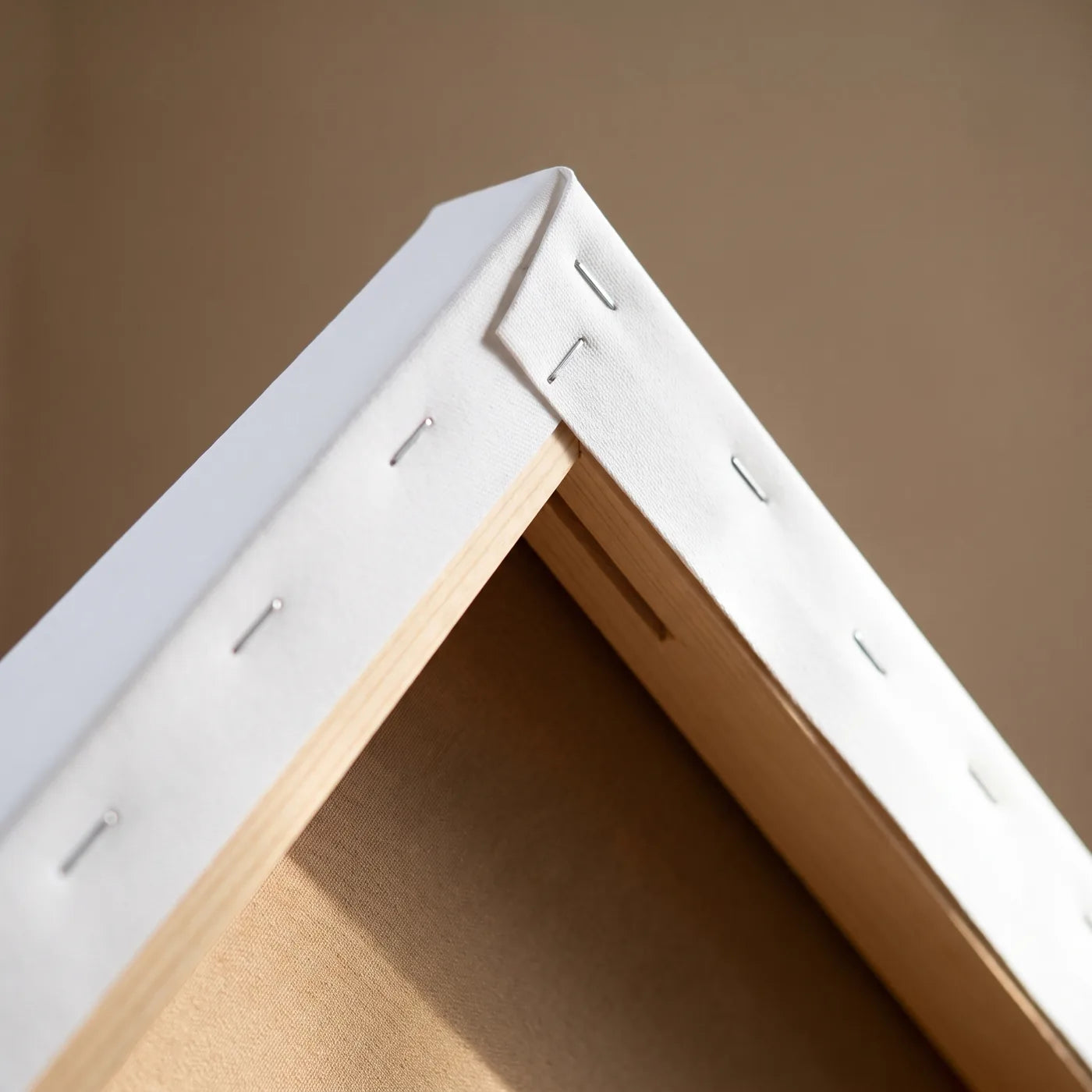 Ecke des 3D+-Keilrahmens — tiefe Fichtenleiste, gerade Klammerreihe und straff gespannte Leinwand