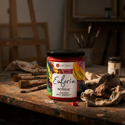 Tiegel dickflüssiger Acrylfarbe ARTMIE Euforia 430 ml auf dem Werkstatttisch