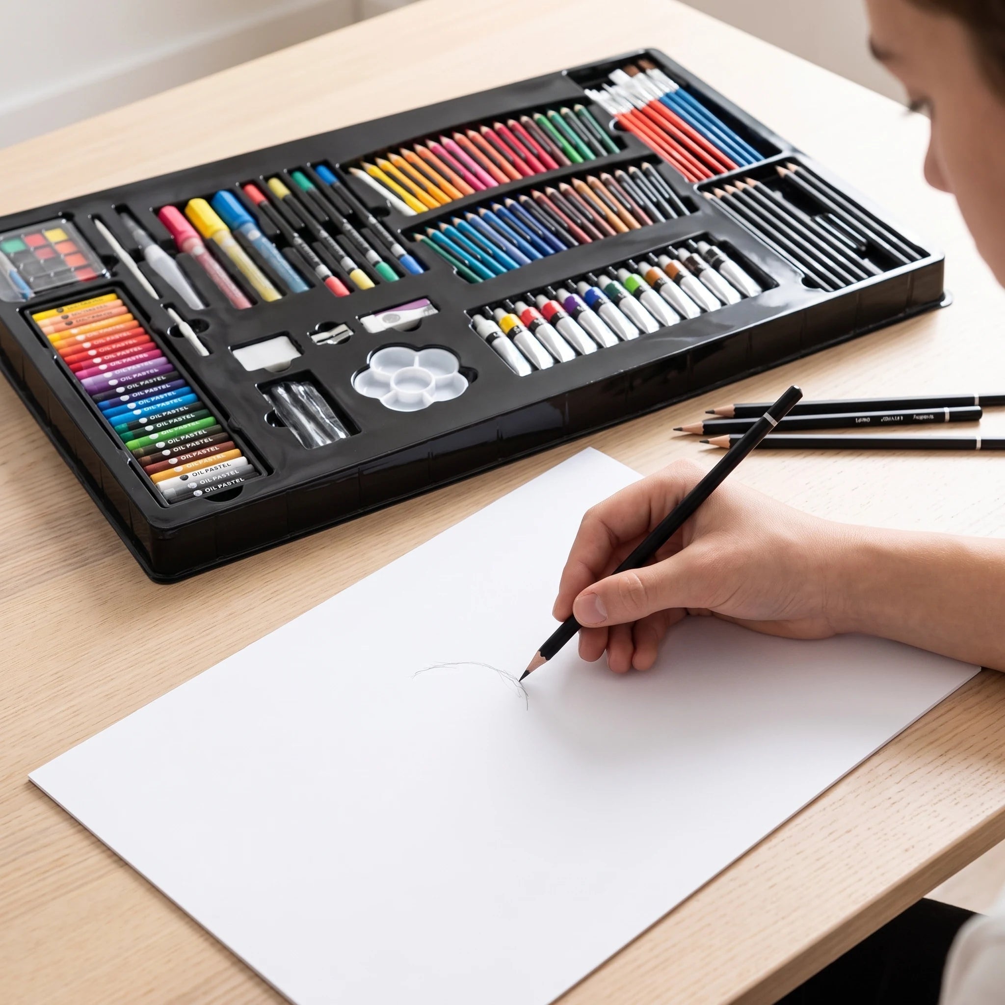 Skizzieren mit Graphitstift neben der Schale des Kunstsets